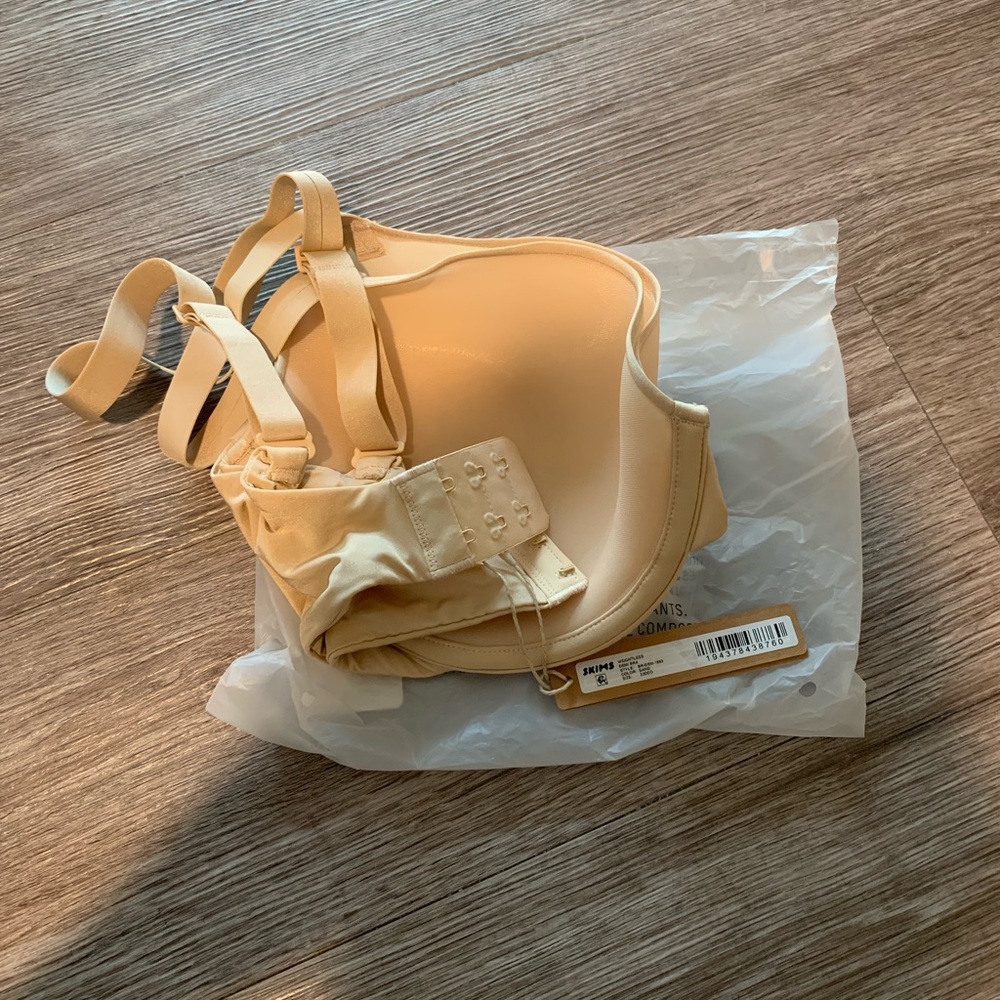 SKIMS Cream Bra - Picture 3 of 3